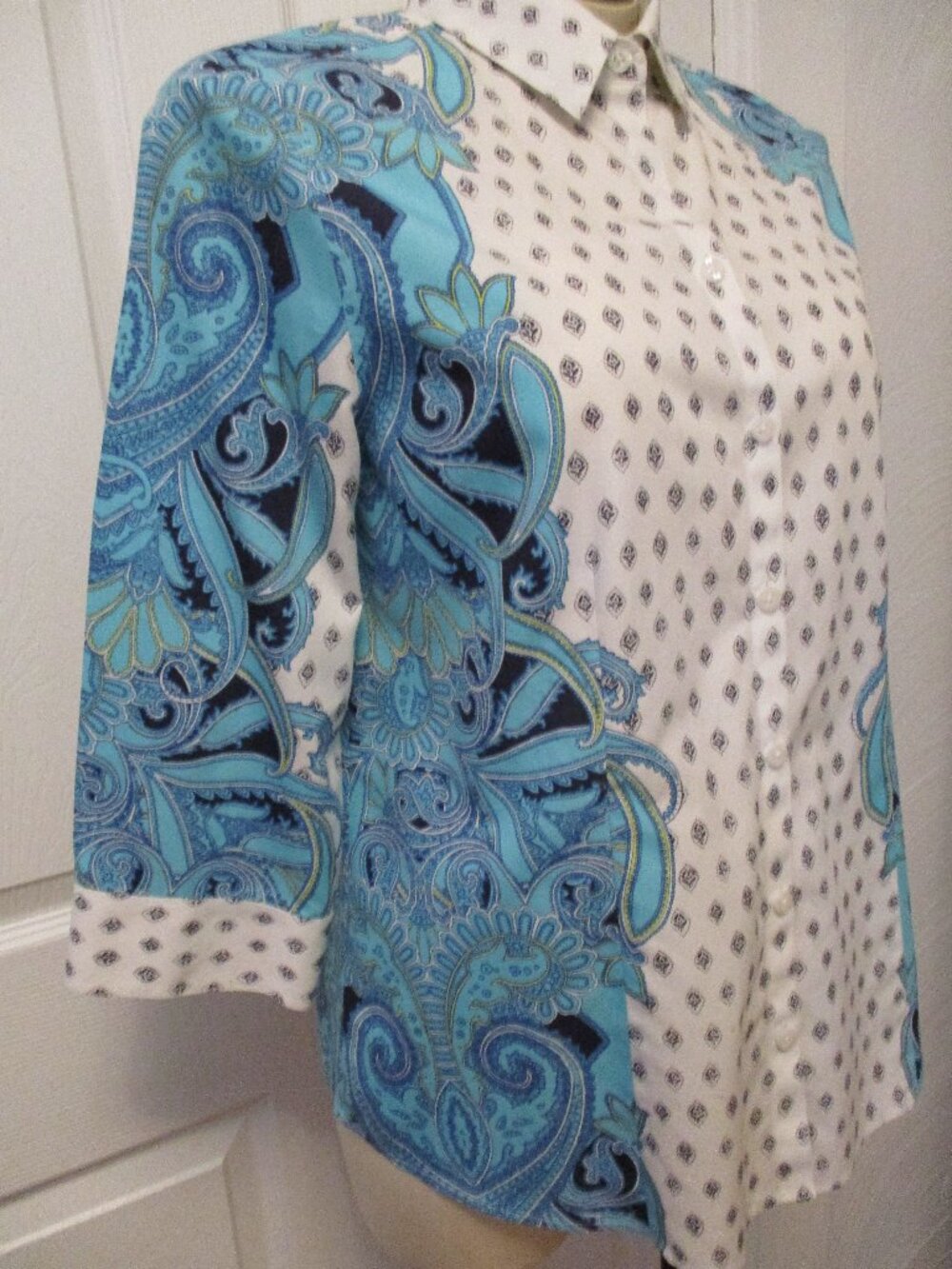Chico’s No-Iron Blouse Size S Button up Shirt White, Blue, Black Design Cotton